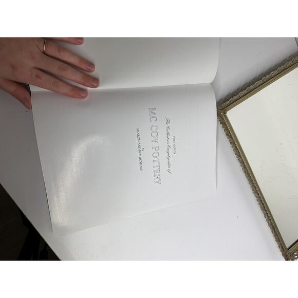 The Collectors Encyclopedia of McCoy Pottery hardback - Picture 2 of 10